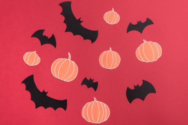 Kırmızı zemin üzerine farklı haloween sembolleri