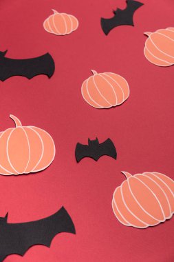 Kırmızı zemin üzerine farklı haloween sembolleri