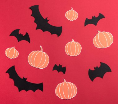 Kırmızı zemin üzerine farklı haloween sembolleri