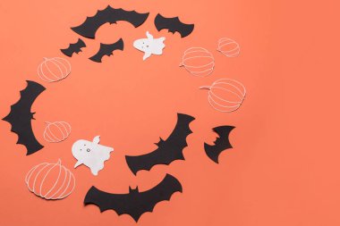 Logo ve metin için kırmızı zemin üzerine haloween sembollerin çerçeve