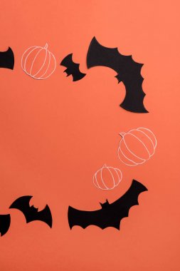 Logo ve metin için kırmızı zemin üzerine haloween sembollerin çerçeve