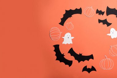 Logo ve metin için kırmızı zemin üzerine haloween sembollerin çerçeve