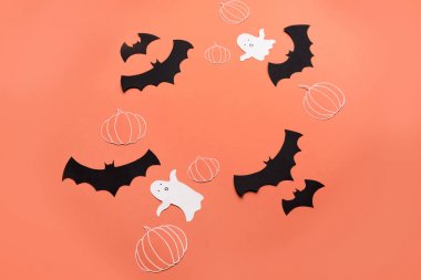 Logo ve metin için kırmızı zemin üzerine haloween sembollerin çerçeve