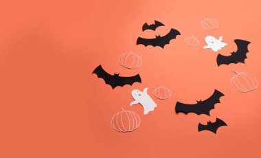 Logo ve metin için kırmızı zemin üzerine haloween sembollerin çerçeve