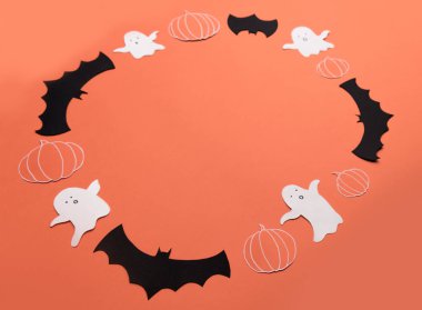 Logo ve metin için kırmızı zemin üzerine haloween sembollerin çerçeve