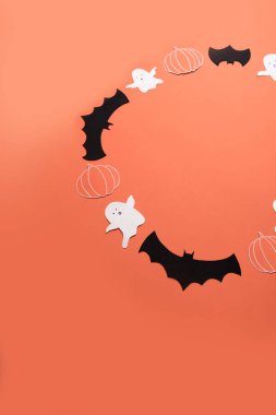 Logo ve metin için kırmızı zemin üzerine haloween sembollerin çerçeve