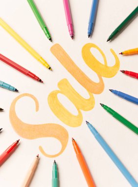 İşaretçileri arasındaki beyaz arka plan üzerinde satış harflerle turuncu boyalı