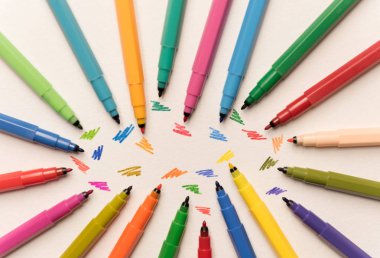 Üstten Görünüm vuruşları işaretleri arasında izole boyalı