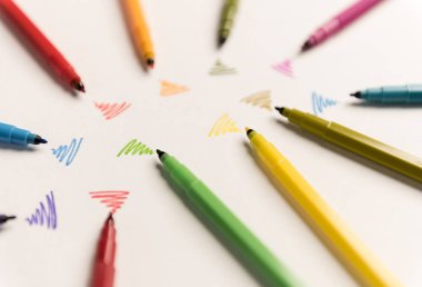 Wi-fi satırları farklı işaretleri ile beyaz kağıt üzerine çizilmiş