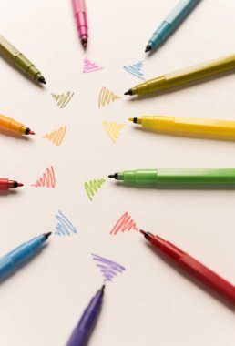 Wi-fi satırları farklı işaretleri ile beyaz kağıt üzerine çizilmiş