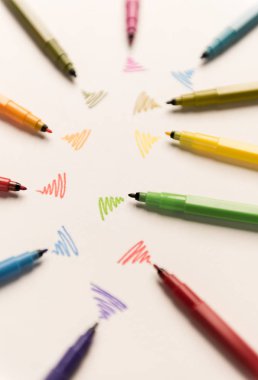 Wi-fi satırları farklı işaretleri ile beyaz kağıt üzerine çizilmiş