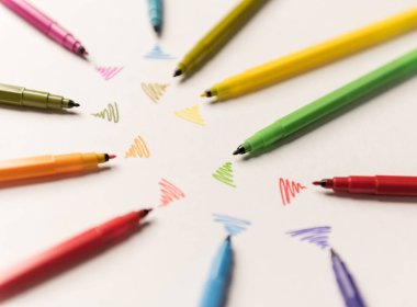 Wi-fi satırları farklı işaretleri ile beyaz kağıt üzerine çizilmiş