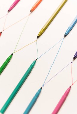 Beyaz kağıt üzerine renkli işaretçileri olan çizgi boyalı