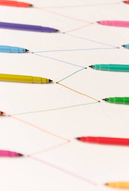 Beyaz kağıt üzerine renkli işaretçileri olan çizgi boyalı