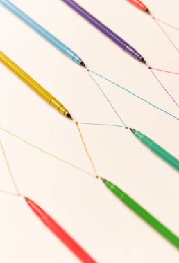 Beyaz kağıt üzerine renkli işaretçileri olan çizgi boyalı