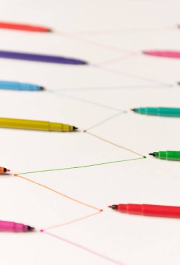 Beyaz kağıt üzerine renkli işaretçileri olan çizgi boyalı