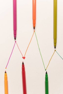 Beyaz kağıt üzerine renkli imleçli shedule hatlarında boyalı