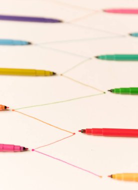 Beyaz kağıt üzerine renkli imleçli shedule hatlarında boyalı