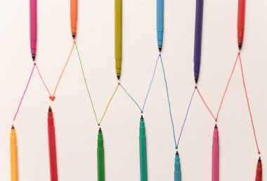 Beyaz kağıt üzerine renkli imleçli shedule hatlarında boyalı