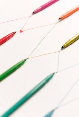 Beyaz kağıt üzerine renkli imleçli shedule hatlarında boyalı