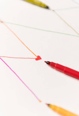 Beyaz kağıt üzerine renkli imleçli shedule hatlarında boyalı