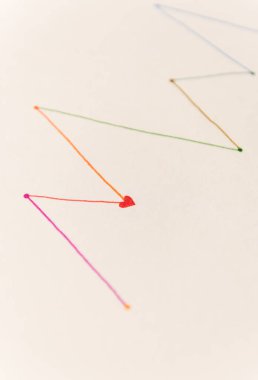 Beyaz kağıt üzerine renkli imleçli shedule hatlarında boyalı