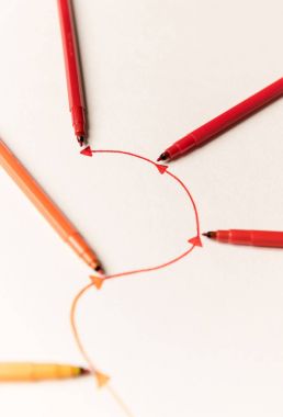 Doğrusal yol işaretleri ile boyalı resmini