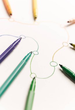 Doğrusal yol işaretleri ile boyalı resmini