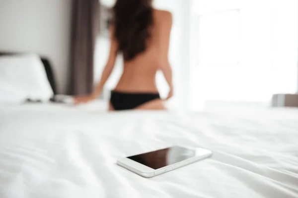 Крупним планом портрет мобільного телефону лежить на ліжку — стокове фото