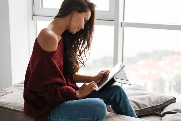 Młoda ładna kobieta w swetrze przy użyciu komputera typu tablet — Zdjęcie stockowe