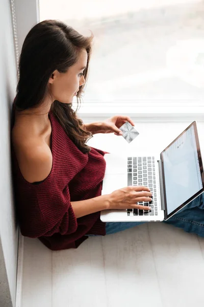 Bovenaanzicht van een jonge mooie Aziatische vrouw in trui — Stockfoto