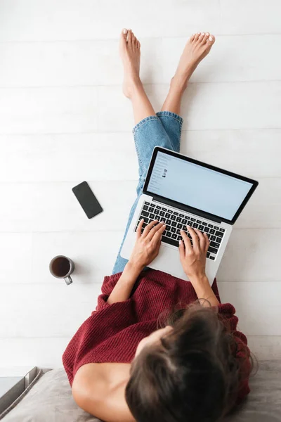 Bovenaanzicht van een jonge vrouw met laptopcomputer — Stockfoto