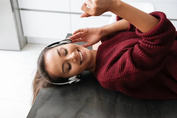 Primer plano de una feliz sonriente mujer asiática en auriculares — Foto de Stock