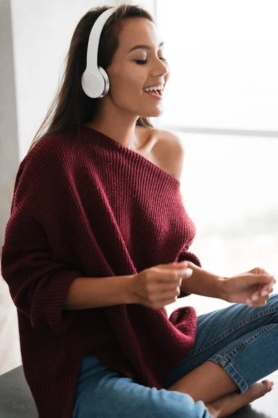 Feliz bonita mujer asiática en los auriculares escuchando música — Foto de Stock