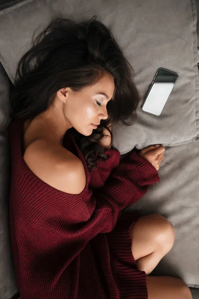 Вид сверху на спящую красивую женщину в свитере — стоковое фото
