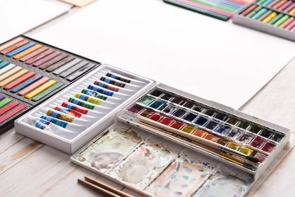 Pastell och akvarell färg i lådor på arbetsplatsen av konstnären — Stockfoto