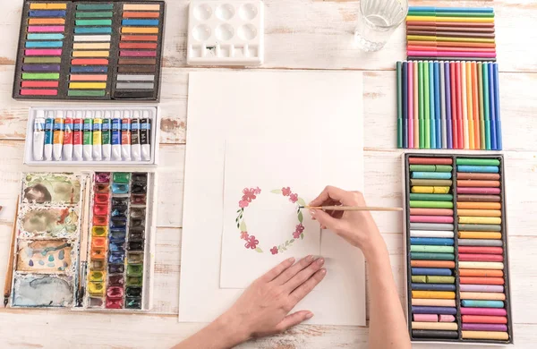 Junge Künstlerin zeichnet Muster mit Aquarellfarbe und Pinsel — Stockfoto