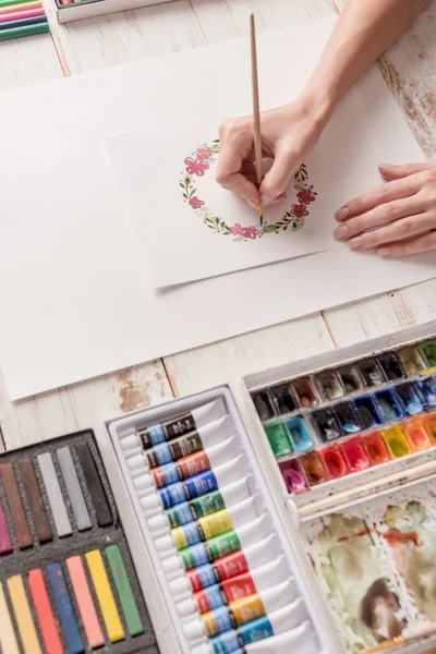 Junge Künstlerin zeichnet Muster mit Aquarellfarbe und Pinsel — Stockfoto