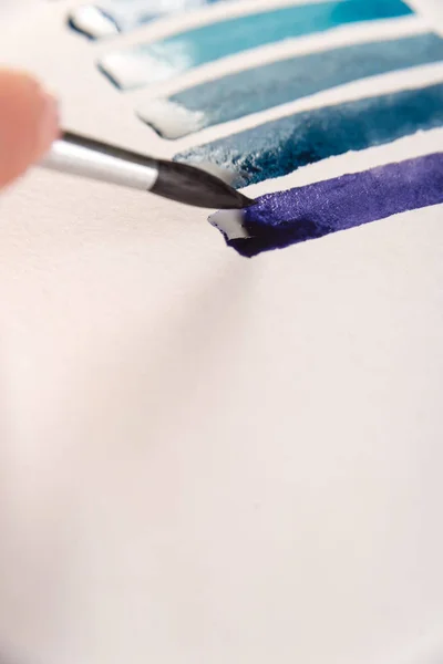 Närbild av gradient blå ränder på vitt papper — Stockfoto