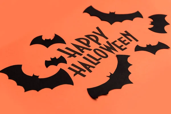 Logo nero di Halloween e pipistrelli neri dipinti su sfondo arancione — Foto Stock