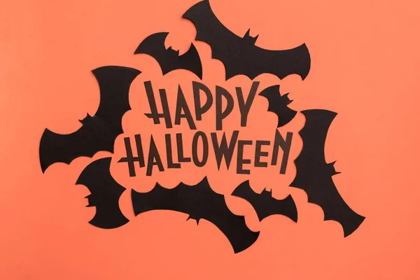 Logo negro de Halloween y murciélagos negros pintados sobre fondo naranja —  Fotos de Stock