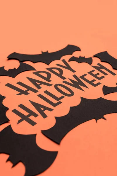 Logo nero di Halloween e pipistrelli neri dipinti su sfondo arancione — Foto Stock