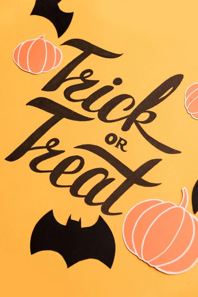 Kabaklar ve yarasalar turuncu zemin üzerine çerçeveye Haloween resim