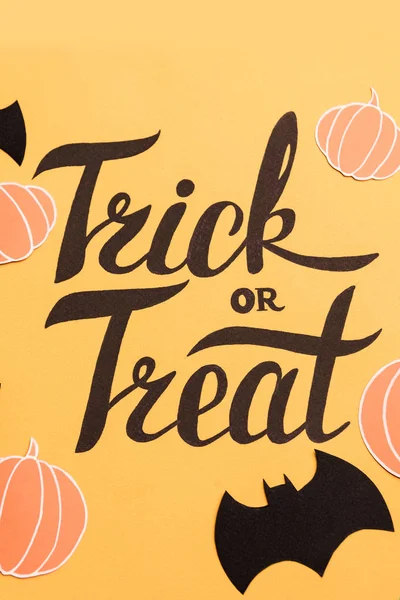 Kabaklar ve yarasalar turuncu zemin üzerine çerçeveye Haloween resim