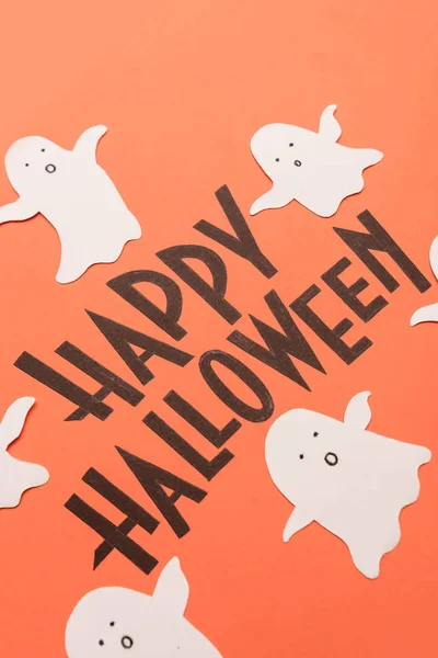 Ręcznie napisane zdanie Happy Halloween z duchami w jego pobliżu — Zdjęcie stockowe