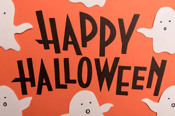 Ręcznie napisane zdanie Happy Halloween z duchami w jego pobliżu — Zdjęcie stockowe