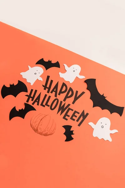 Frase escrita a mano Feliz Halloween con símbolos tradicionales cerca — Foto de Stock