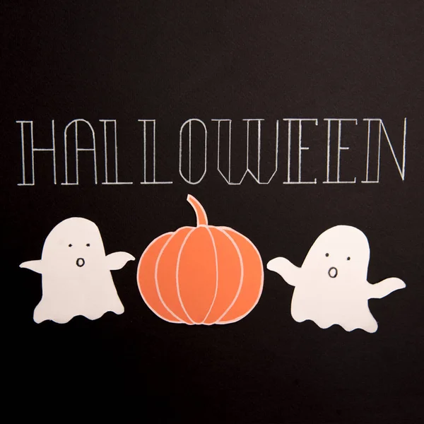 Текст шрифта для логотипа Хэллоуина, написанный от руки на черном фоне , — стоковое фото