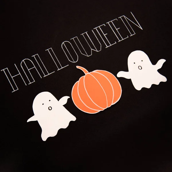 Texto de tipo de letra para el logotipo de Halloween escrito a mano sobre fondo negro , —  Fotos de Stock