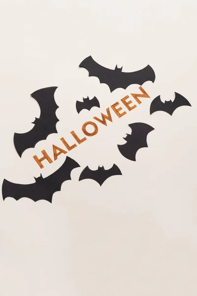 Řez písma text pro halloween logo na bílém pozadí v rukou, — Stock fotografie